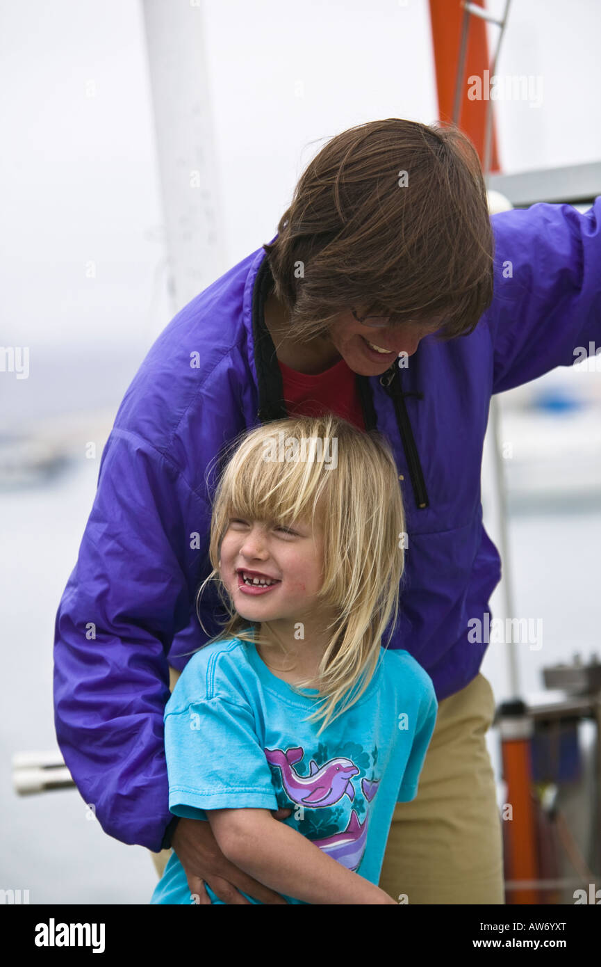 Mutter und Tochter auf einem Segelboot Stockfoto