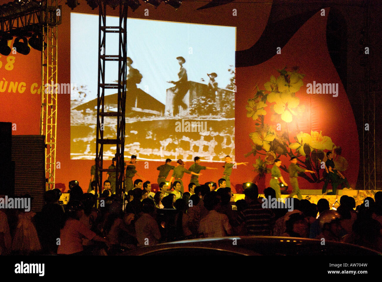 Feier im Tanz zum 40. Jahrestag der Ankunft der ersten nordvietnamesischen Truppen der Befreiung für Saigon Stockfoto