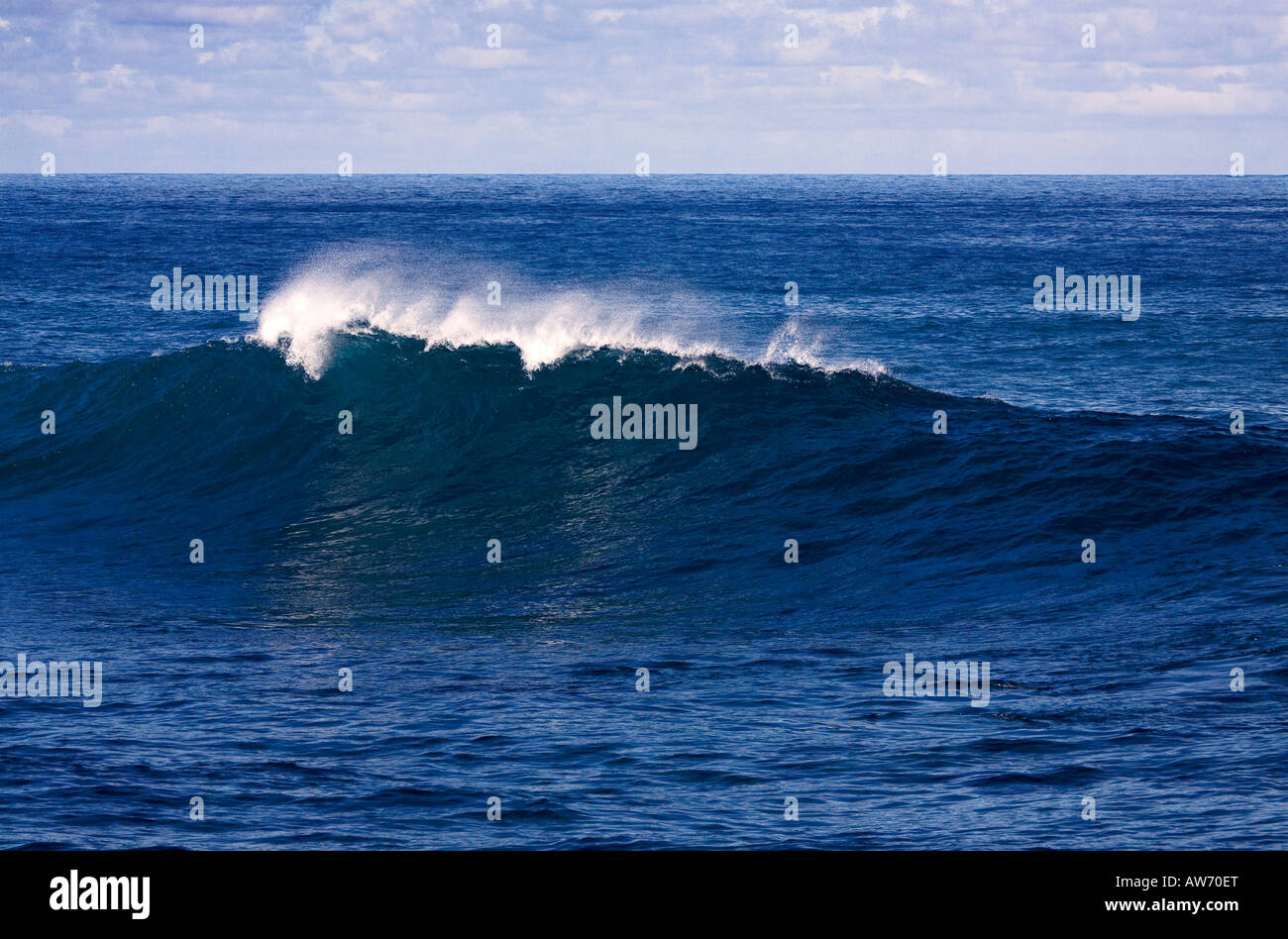 Ocean Wave kurz vor dem Bruch mit einer weißen Haube Stockfoto