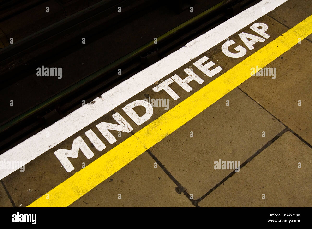 Dagegen Sie die Lücke Zeichen am Rande einer Londoner U-Bahn Station Plattform Stockfoto