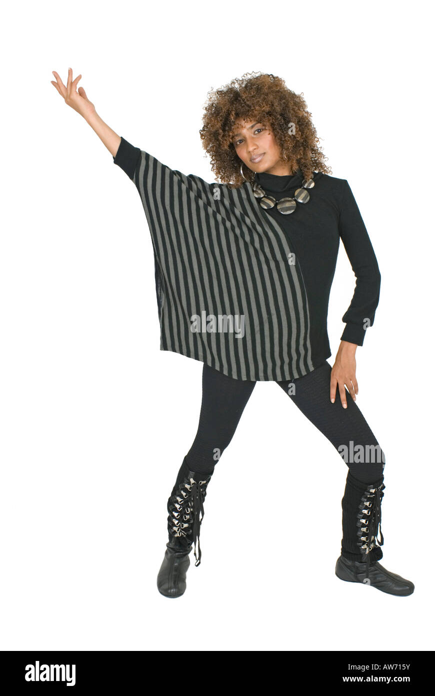 Junge Frau Modell mit Hand In der Luft voller Länge Portrait Studio Schuss weißen Hintergrund Stockfoto