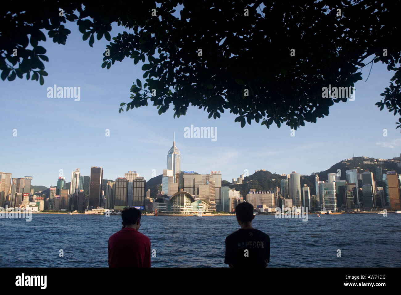 Zwei Jugendliche auf Wanchai und der Hong Kong International Convention and Exhibition Centre Hong Kong Island China Stockfoto