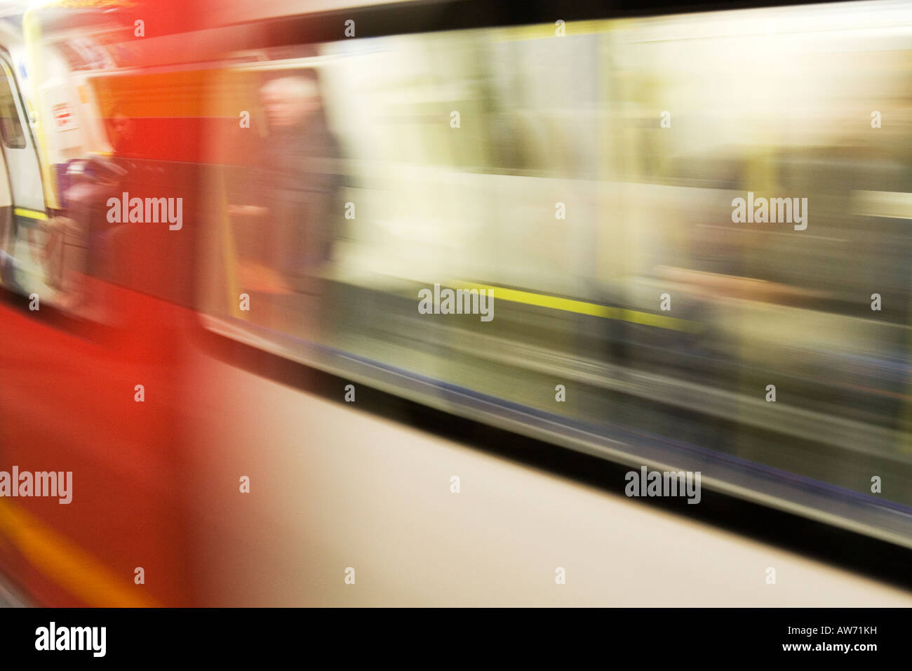 Ein London-Röhren bewegt sich in die station Stockfoto