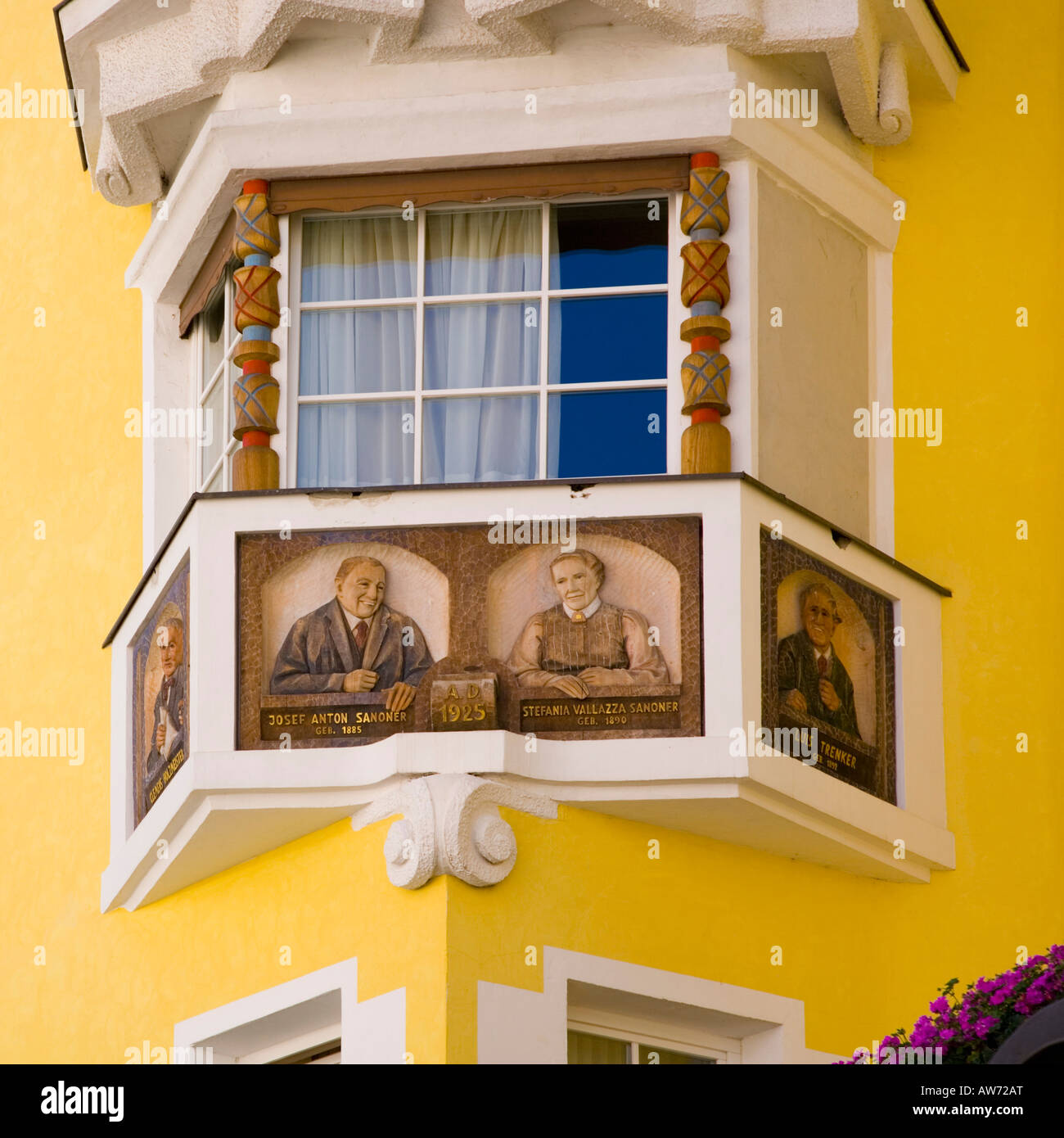 St. Ulrich, Val Gardena, Trentino-Alto Adige, Italien. Dekorative Fassade des Hotel Adler. Stockfoto