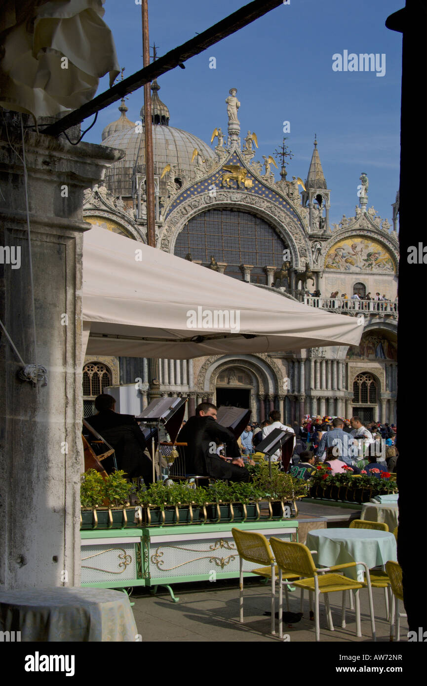 Blick über die Piazza San Marco, Basilica di San Marco Venedig Italien April 2007 Stockfoto