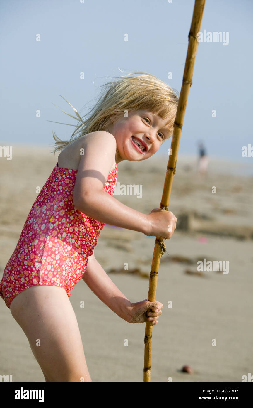 Mädchen spielen Ventura, Hafen, Strand, Kalifornien, USA Stockfoto