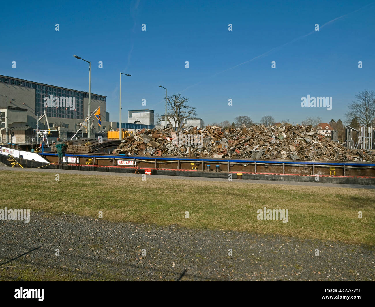 sammeln alte verwendet Metall Eisen wiederverwendbare Materialtransport der ausrangierten Metall Recycling mit einer Barge auf dem Main Stockfoto