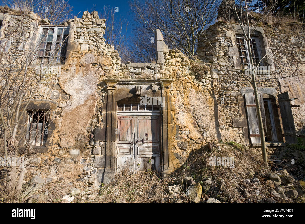 Ein verfallenes Haus in Orcival (Puy de Dôme - Frankreich). Maison de Abtei À Orcival (Puy-de-Dôme - Frankreich). Stockfoto