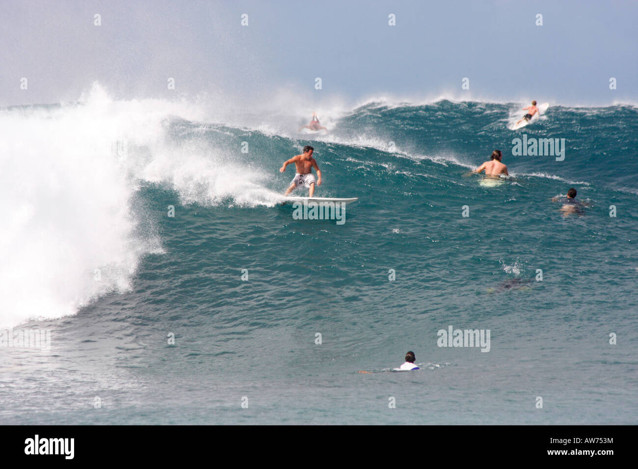 SURFEN DIE MEISTERSCHAFT "PIPELINE" IN WAIMEA BEACH AM NORDUFER, INSEL OAHU, HAWAII Stockfoto