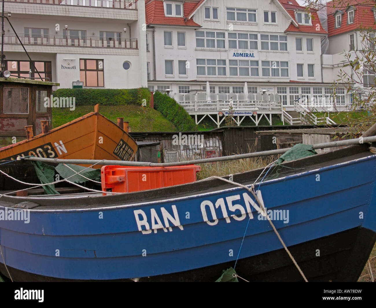altes Fischerboot am Strand vor neuen und sanierten Villen und Wohnung Häuser am Strand von Bansin Insel Usedom Stockfoto altes Fischerboot am Strand vor neuen und sanierten Villen und Wohnung Häuser am Strand von Bansin Insel Usedom Stockfoto