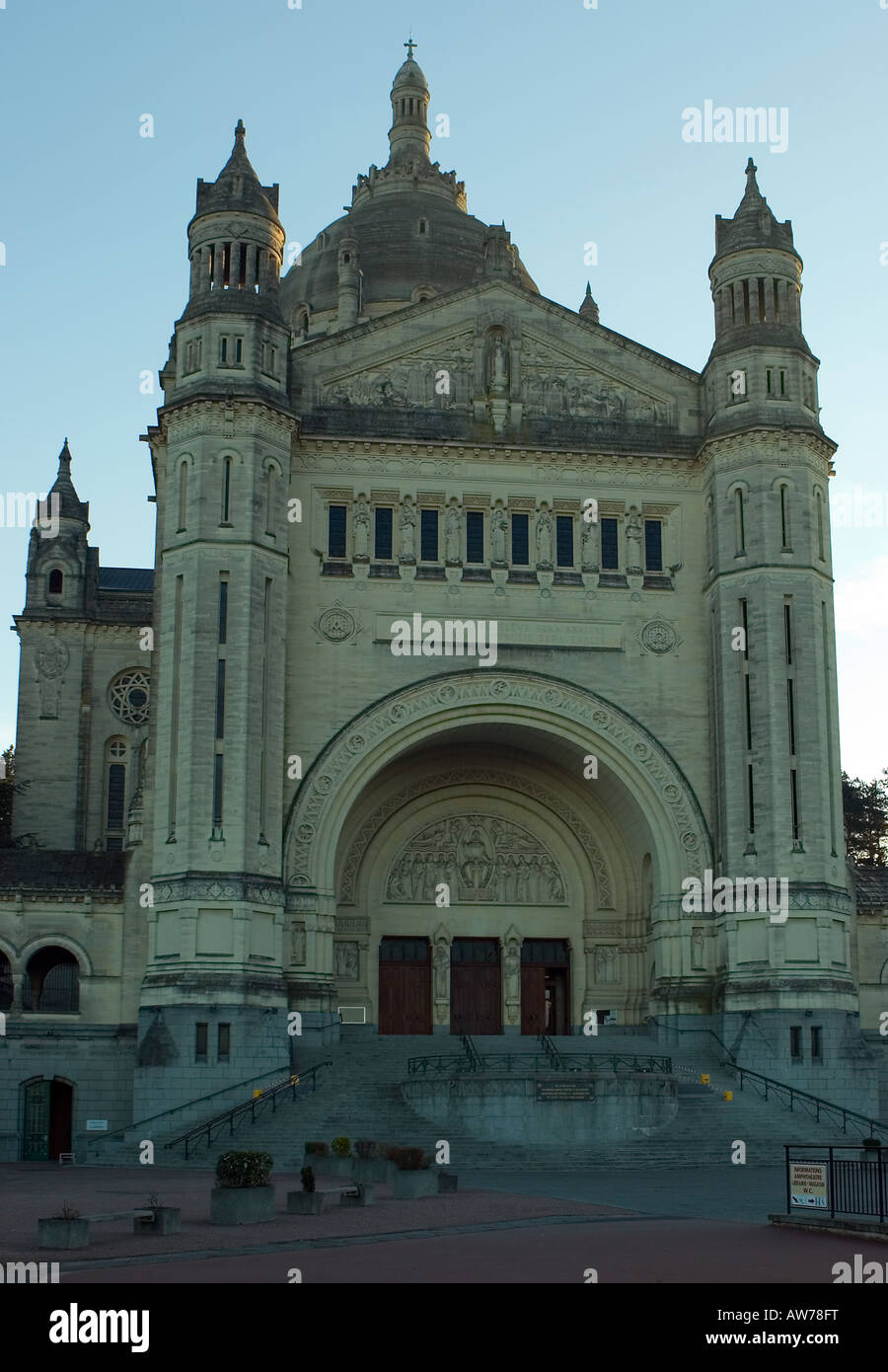 Eintritt in die Basilique de Sainte-Therese in Lisieux in Nordfrankreich, eine römisch-katholische Wallfahrtsort Stockfoto