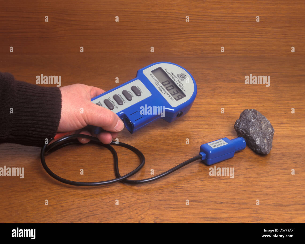 Geigerzähler messen die Radioaktivität einer Rock-Probe Stockfoto
