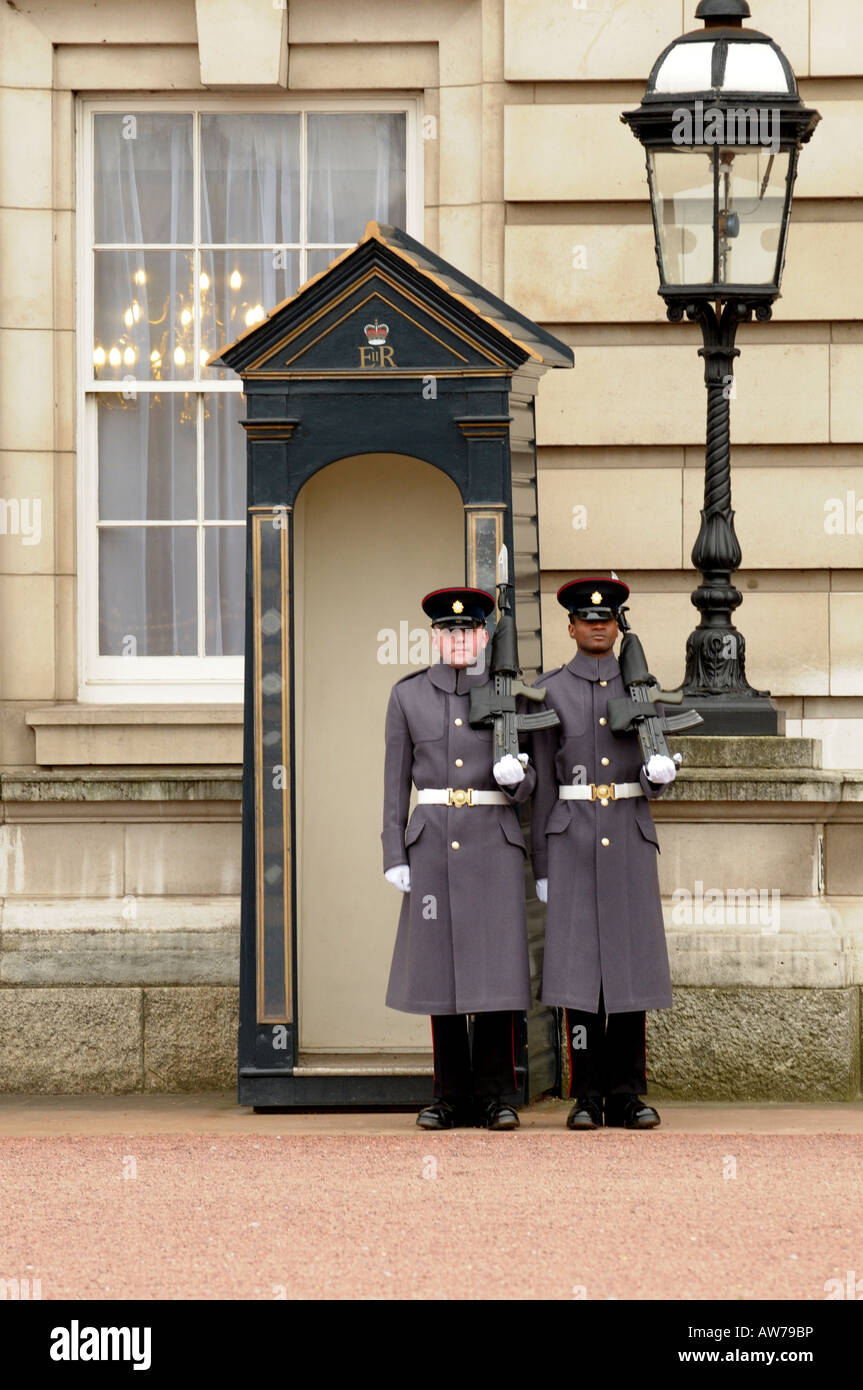 Wachen auf dem Vorplatz des Buckingham Palace London England Stockfoto