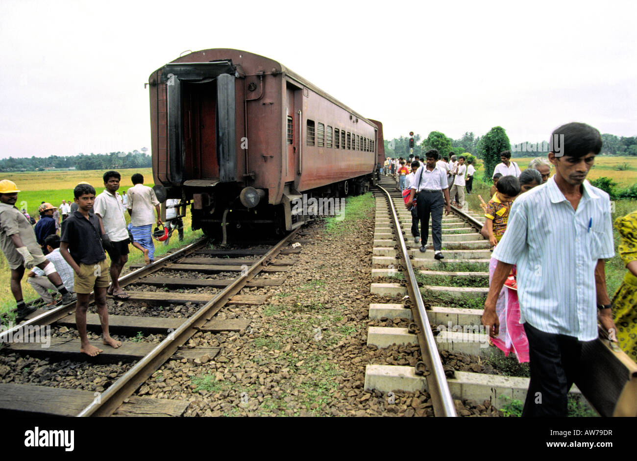 Sri Lanka Transport Bahnfahrgäste vorbei an dem Zug entgleiste Colombo-Kandy Stockfoto