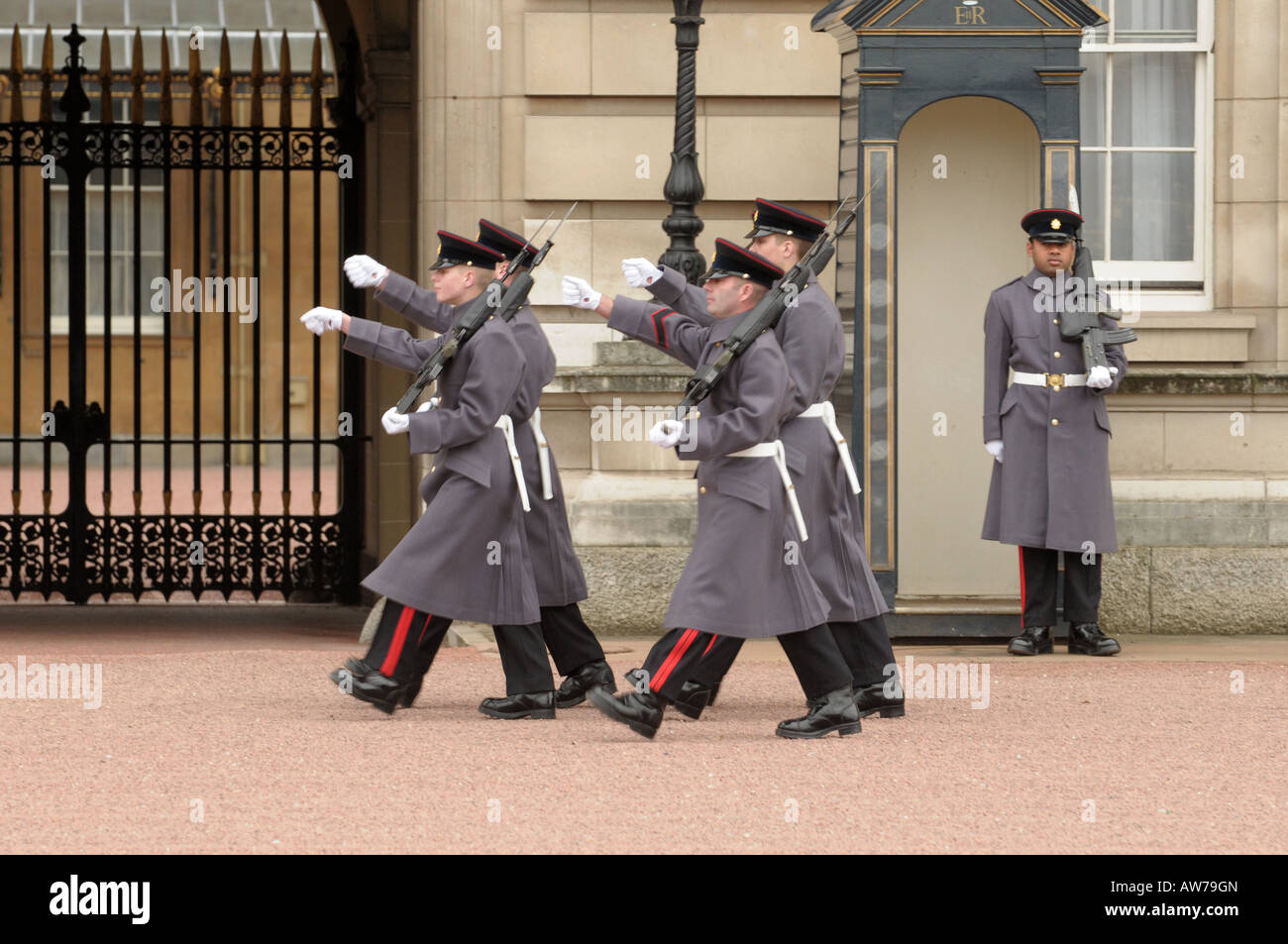 Wachen auf dem Vorplatz des Buckingham Palace London England Stockfoto
