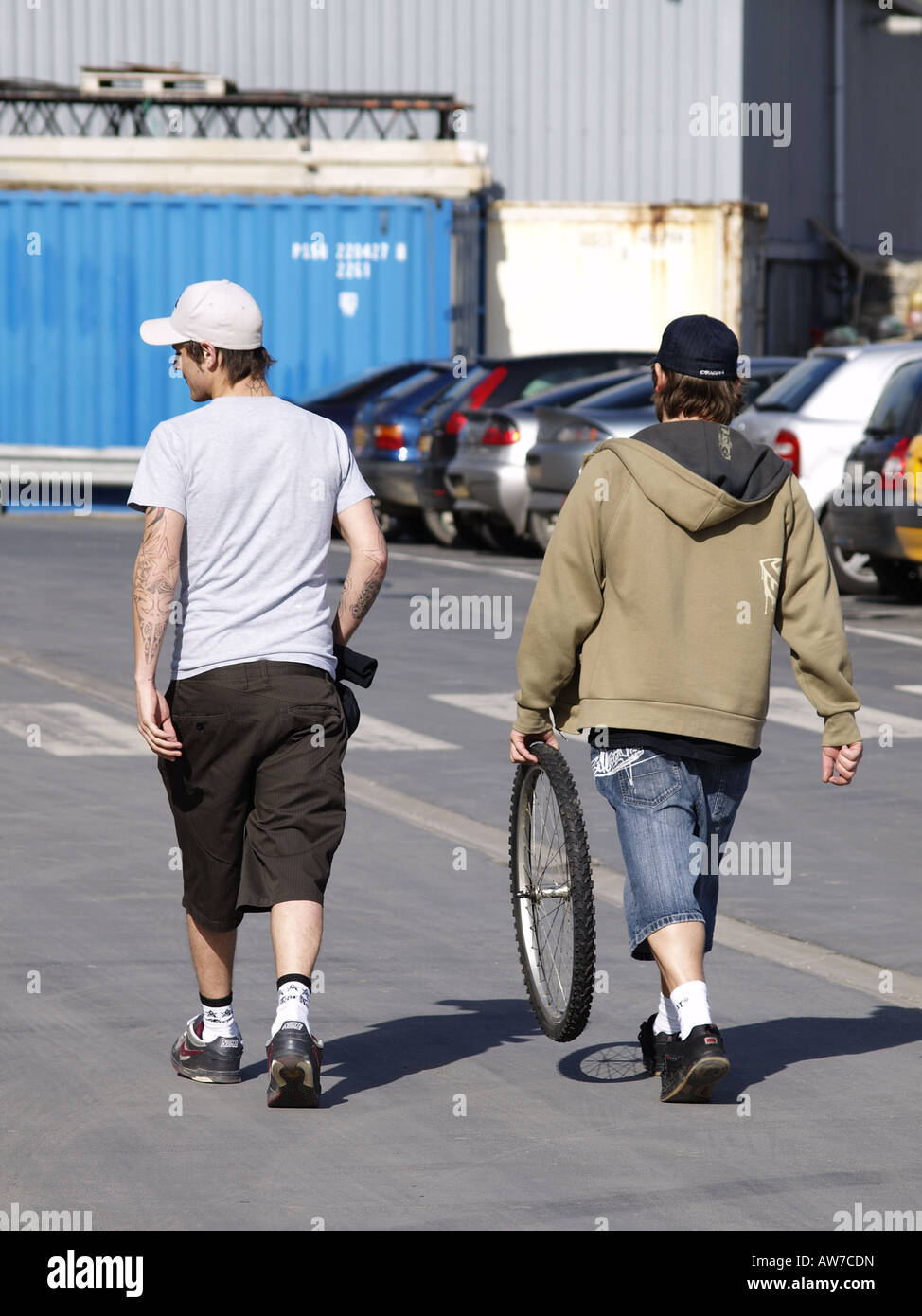 Zwei Teenager-jungen tragen ein Fahrrad-Rad Stockfoto
