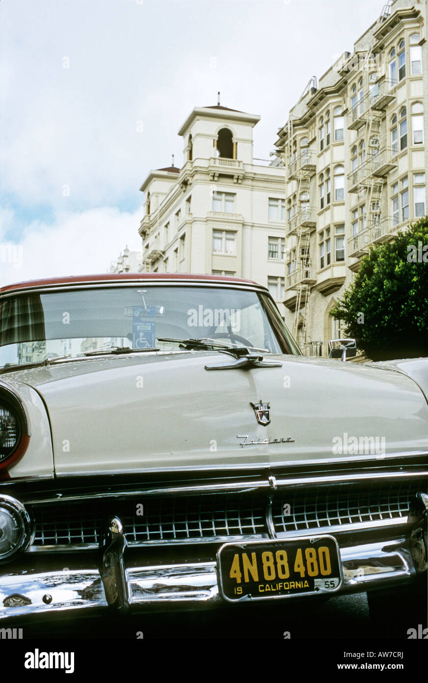 Ein Ford Fairlane aus den 1950er Jahren ist auf einer Straße in San Francisco abgestellt. Stockfoto