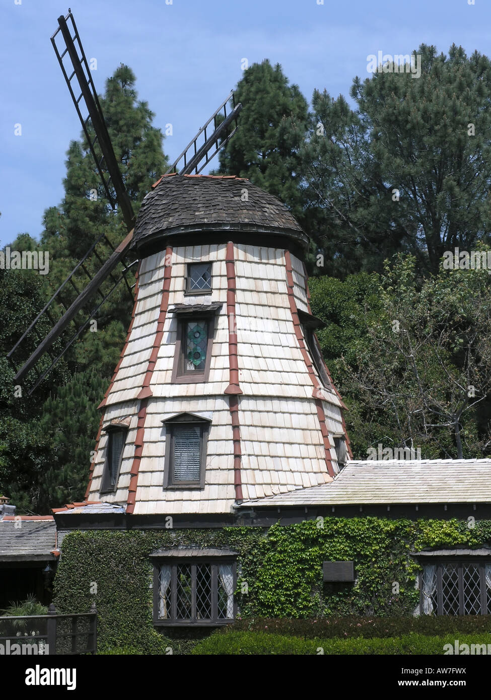 Windmühle am Lake Shrine Temple selbst Realisation Fellowship-center in der Nähe von Santa Monica einen schönen Ort, Weg mit einer großen und belebten c Stockfoto