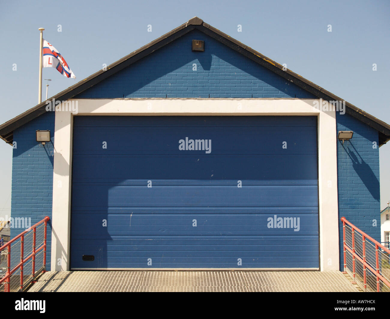 RNLI Rettung Haustür blaue Slipway Bootshaus Stockfoto