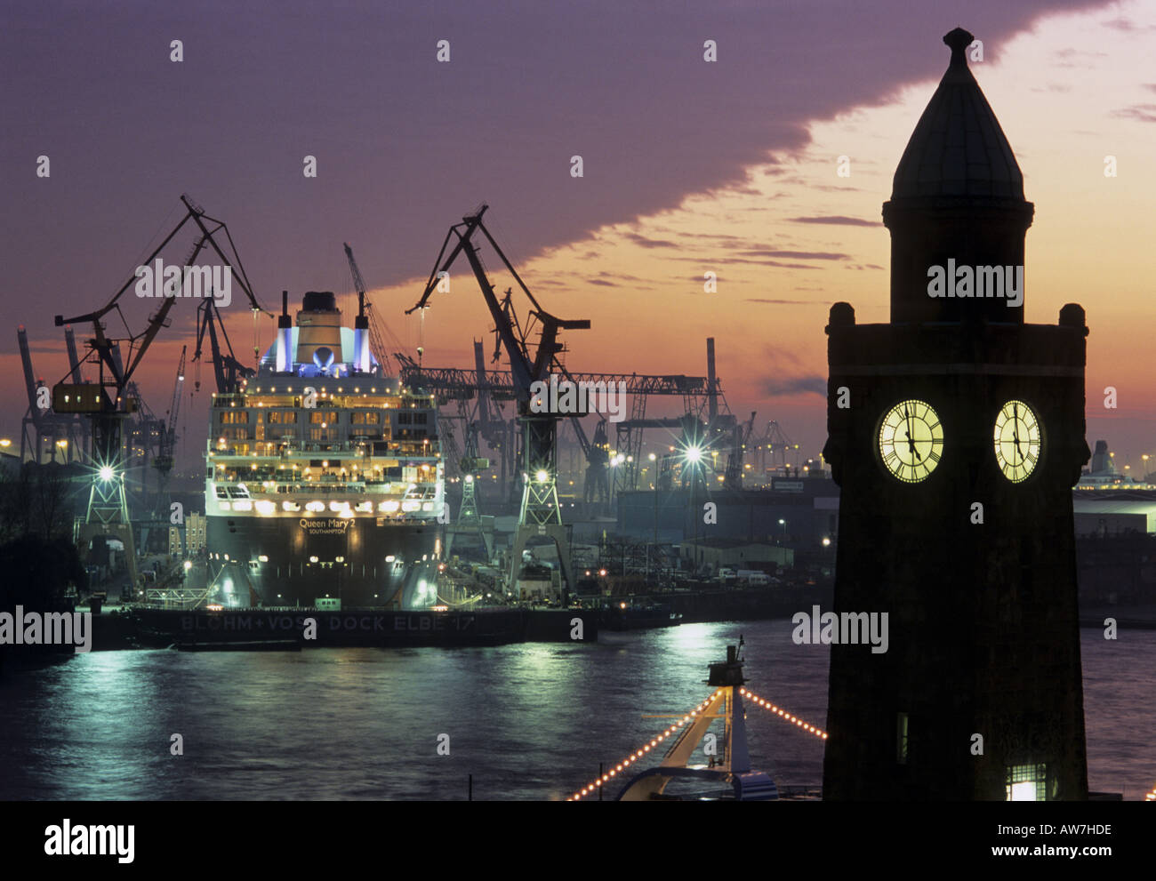 Dock 17 und Queen Mary 2, Hamburg Stockfoto