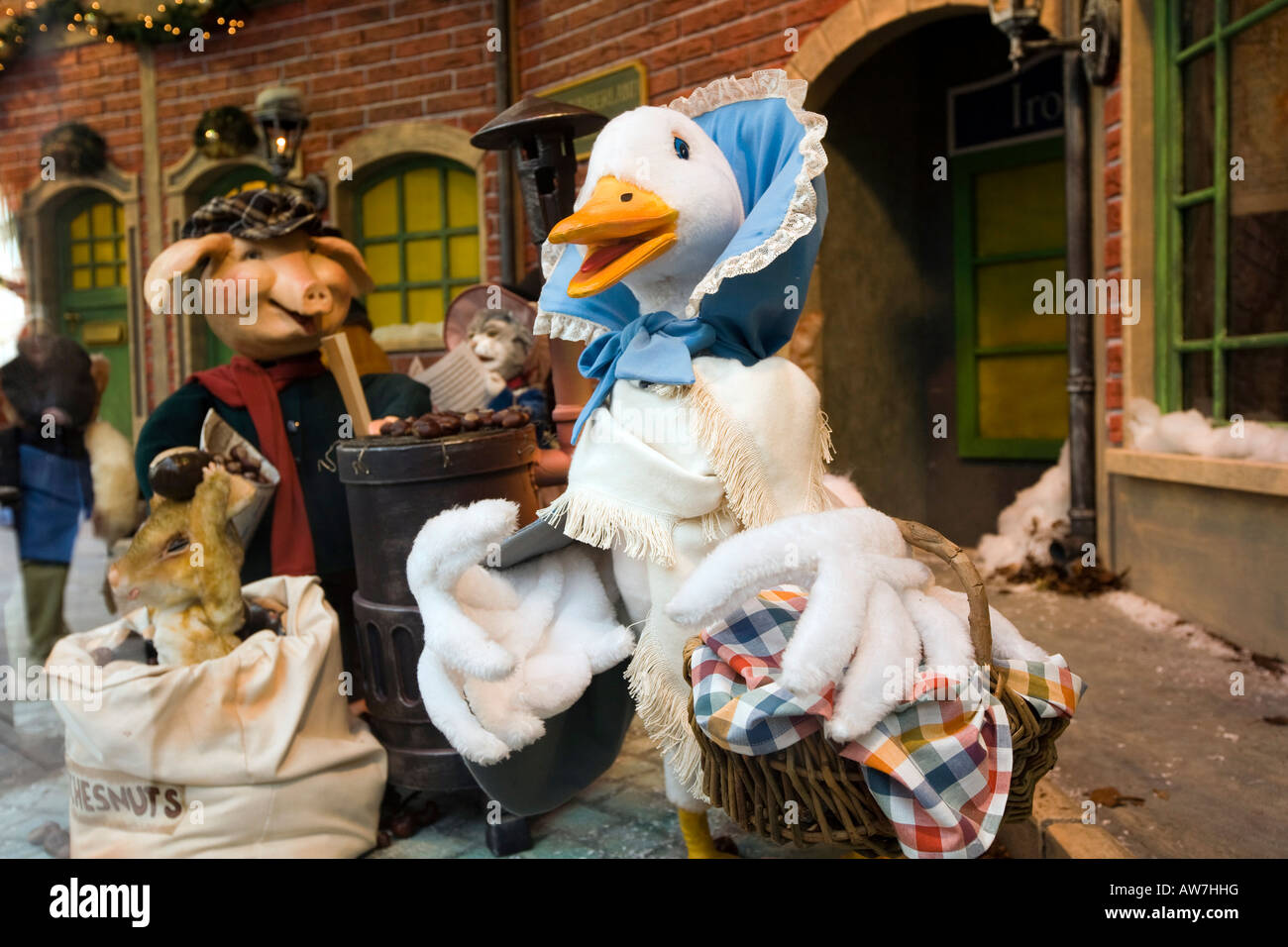 UK Tyneside Newcastle upon Tyne Northumberland Street Fenwicks Store Beatrix Potter Weihnachts-Fenster Stockfoto