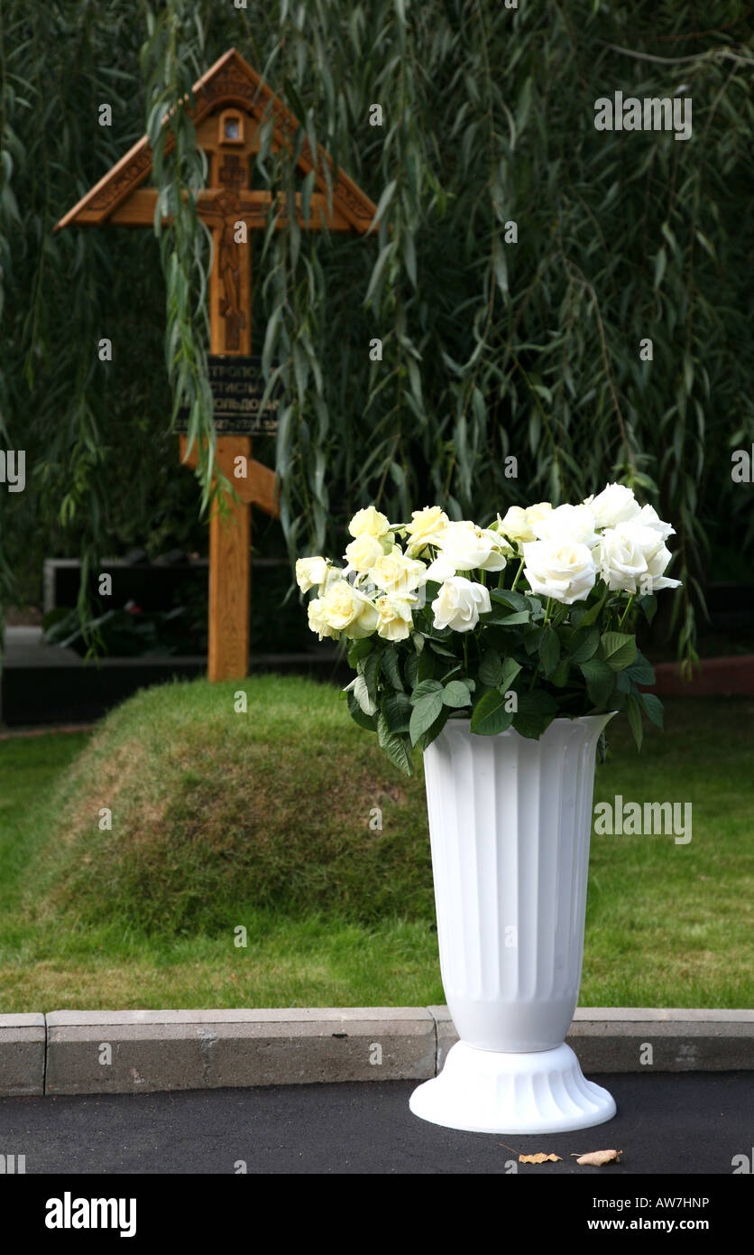 Grab der berühmte russische Cellist und Dirigent Mstislaw "Slava" Rostropovich auf dem Nowodewitschi-Friedhof in Moskau, Russland Stockfoto