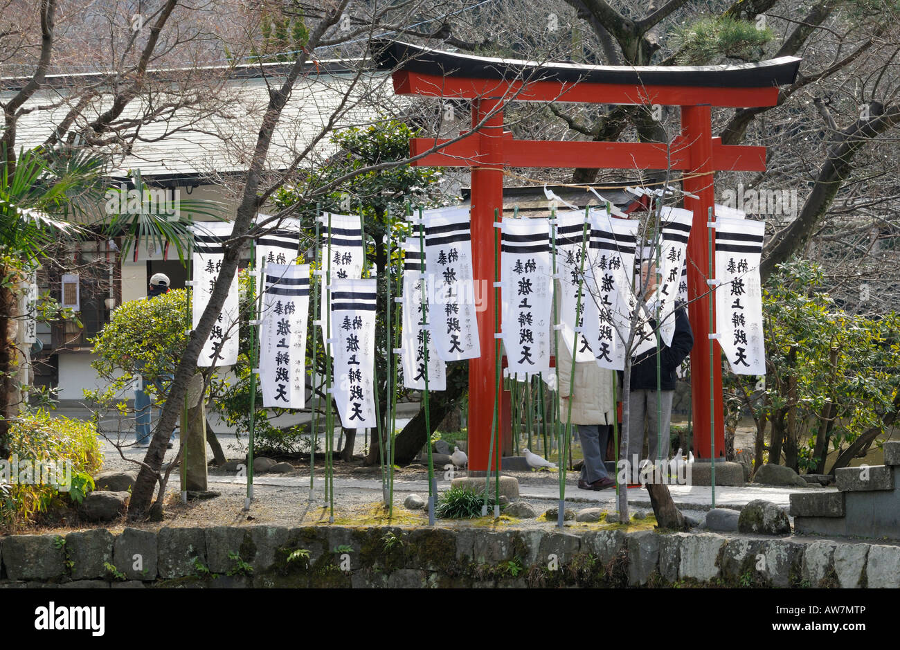 Rote Torii und weiße Fahnen auf der Kamakura Museum, JP Stockfoto