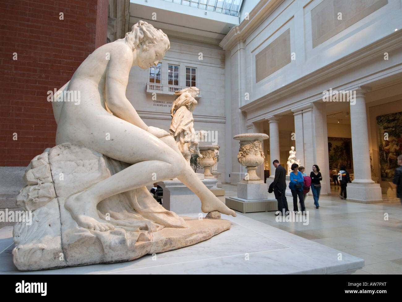 Europäische Skulptur Gericht am Metropolitan Museum of Art in New York City Stockfoto