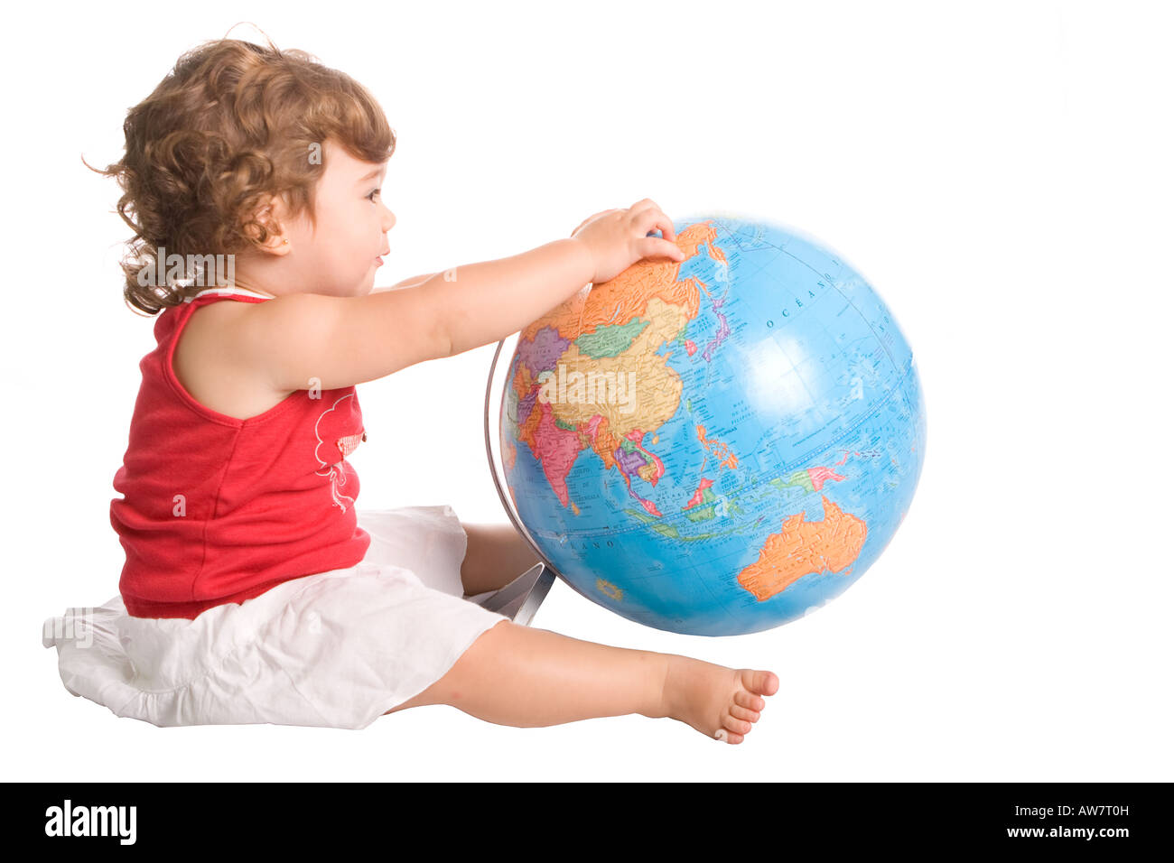 Junge Mädchen spielen mit einem Welt Globus Karte Profil isoliert auf weiss Stockfoto