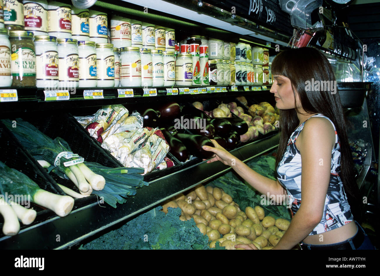 Frau, Kauf von Lebensmitteln in einem Lebensmittelgeschäft, Washington DC Modell veröffentlicht Stockfoto