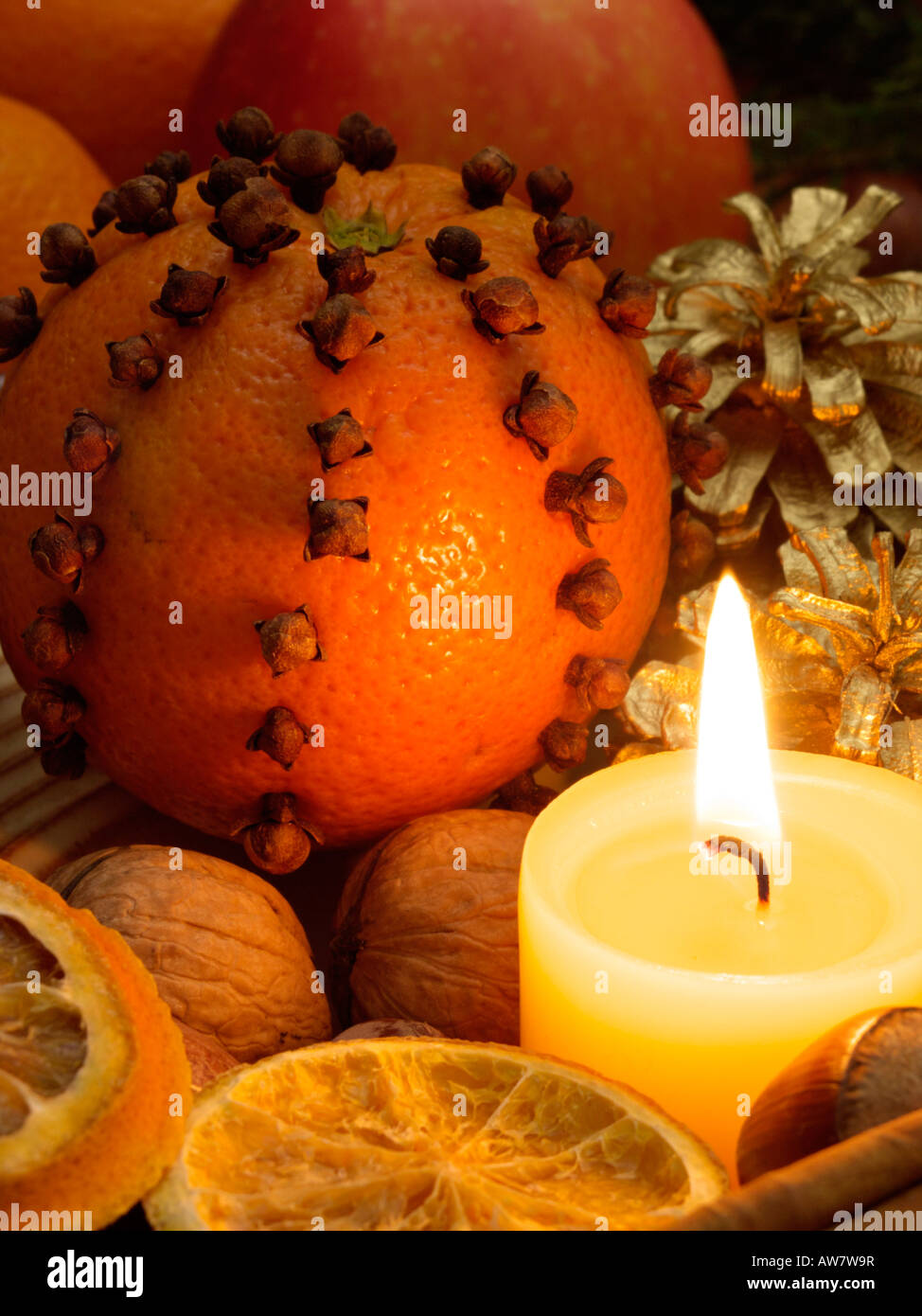Orange (Citrus sinensis) und Gewürznelke (syzygium Aromaticum) Stockfoto