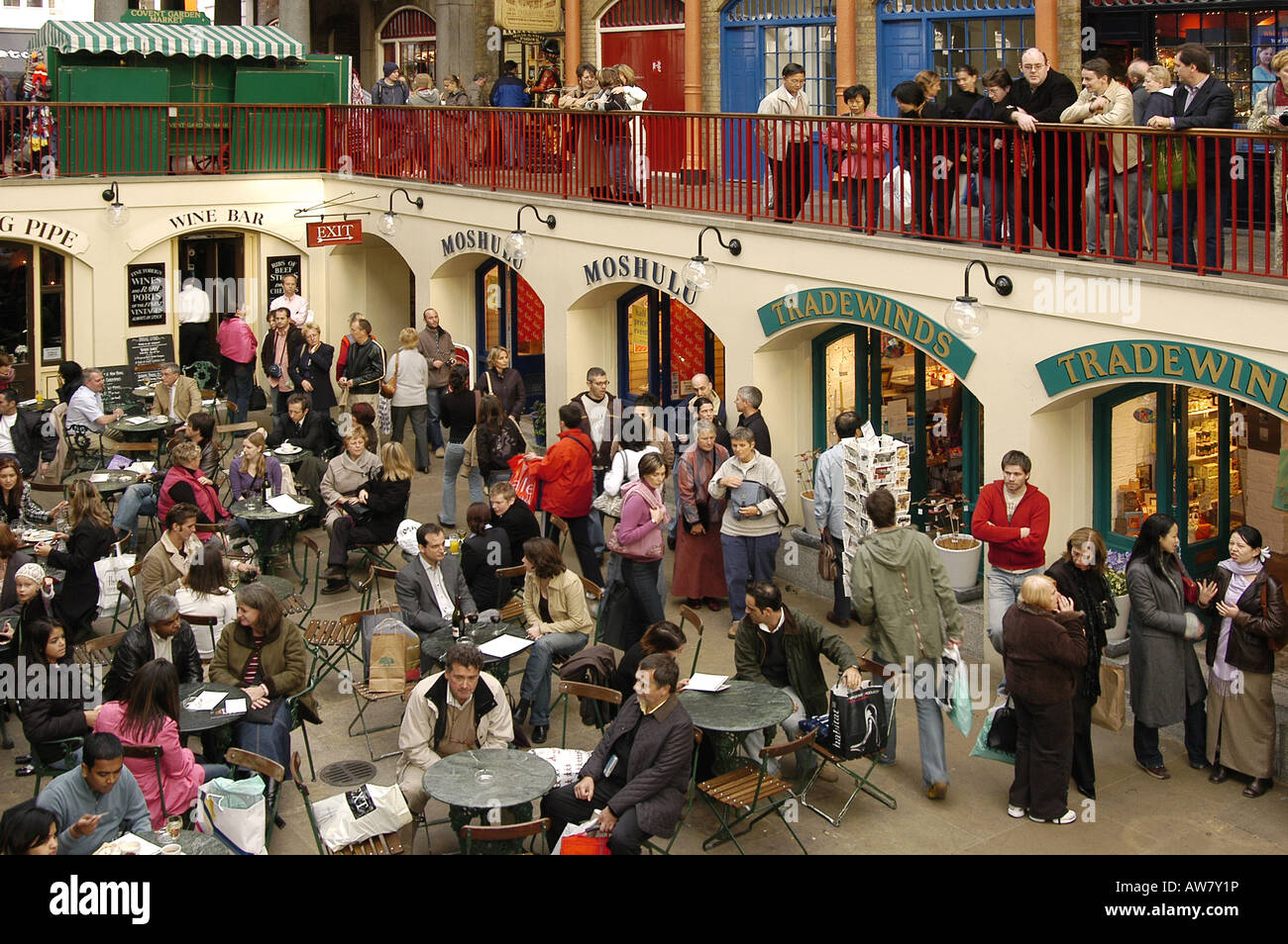 Ein sehr überfüllten Café in Covent Garden in London Stockfoto
