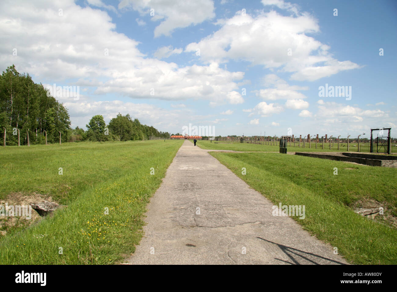 Nordende des ehemaligen Konzentrationslager in Auschwitz-Birkenau, Polen mit Blick auf das Amt des Kommandanten. Stockfoto