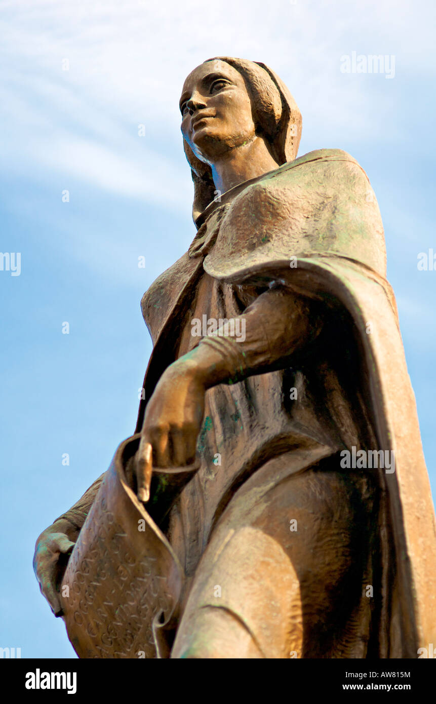 Statue von Lady Wulfruna auf Westseite der St. Peter s Stiftskirche Wolverhampton Stockfoto