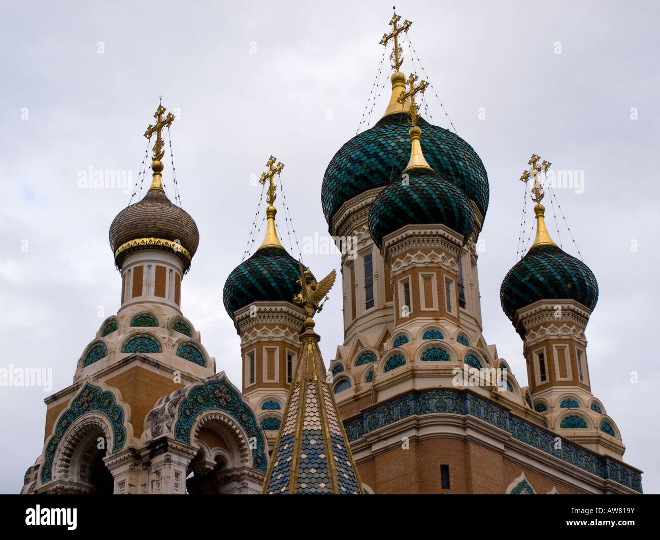 Die Zwiebel-Kuppel, bunte Cathédrale Orthodoxe Russe St-Nicolas in Nizza, Frankreich. Stockfoto