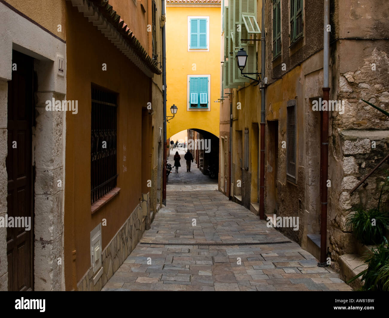 Ein paar Spaziergänge durch einen Torbogen in alten Villefranche-Sur-Mer, Frankreich. Stockfoto