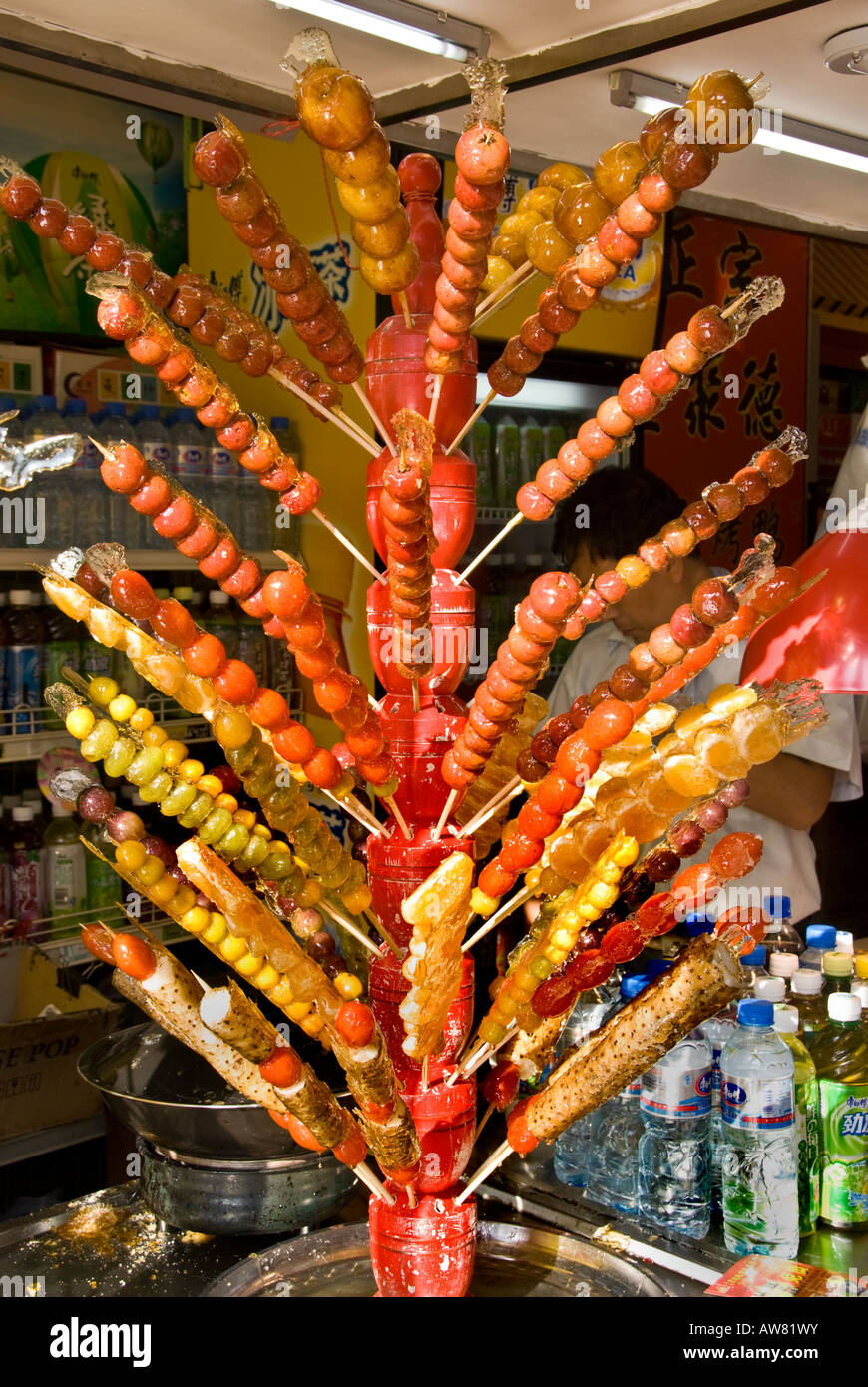 Beijing CHINA, Einkaufen "Chinesisches Essen" "Lokale Beijing Spezialität" kandierte Früchte auf einem Stick am Display im Shop "Wangfujing Street" Stockfoto