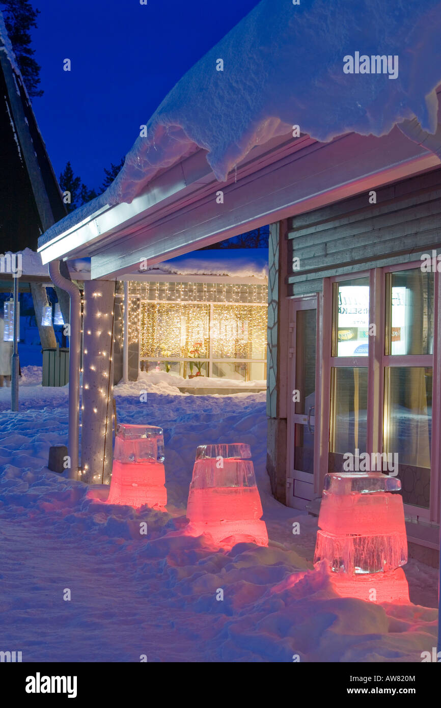 Eis-Leuchten außerhalb eines Hotels in Saariselkä Nordfinnland Stockfoto