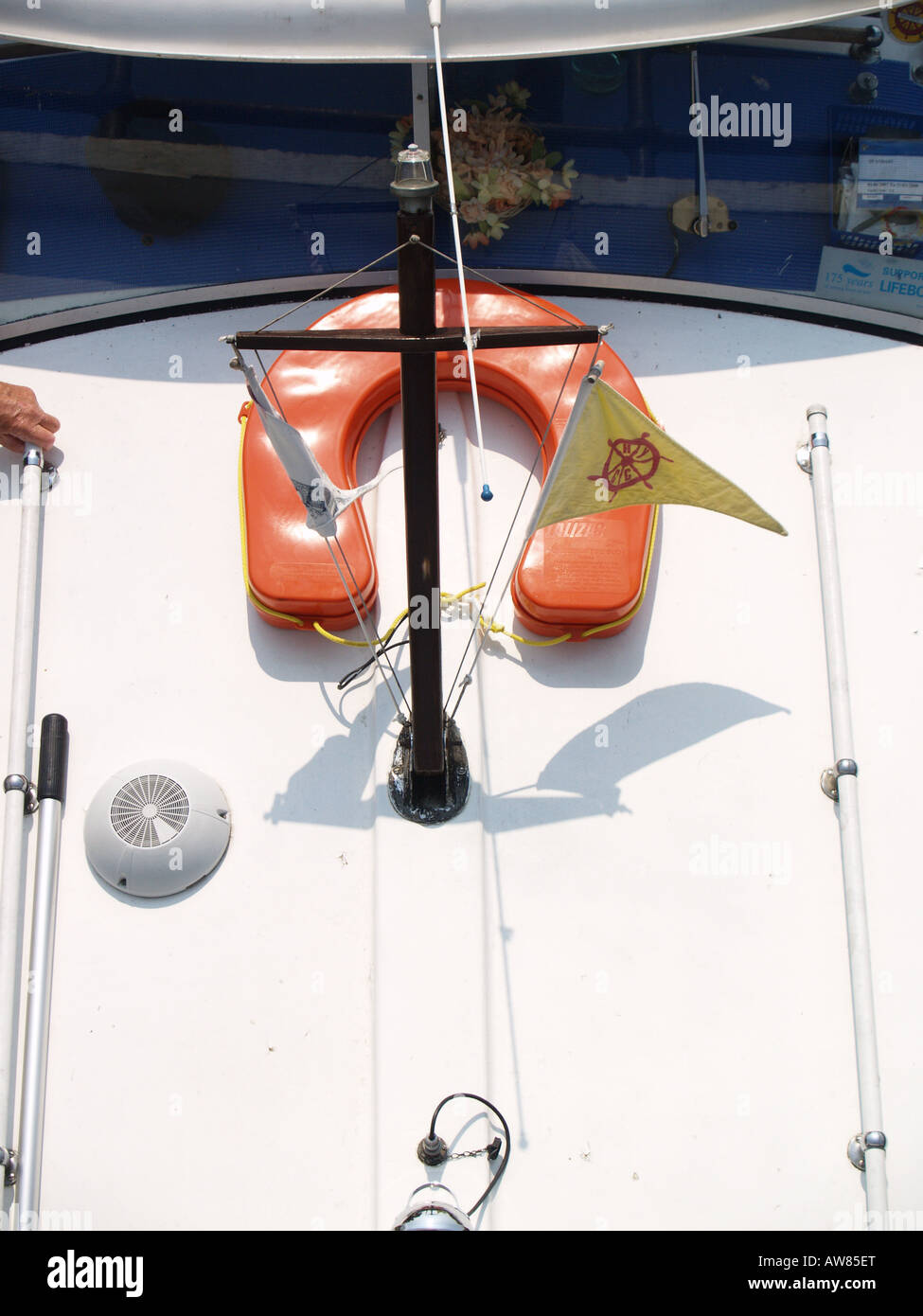 weiße Hütte Freizeit Boot orange Rettungsring Boje Stockfoto