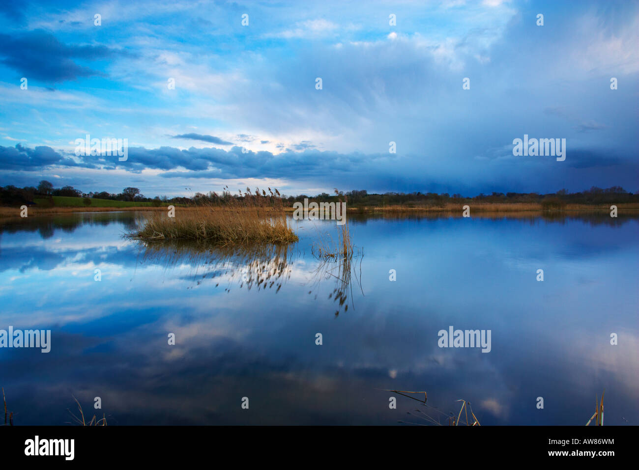 Am späten Abend in Surlingham Kirche Sumpf in der Nähe von Norwich in den Norfolk Broads Stockfoto