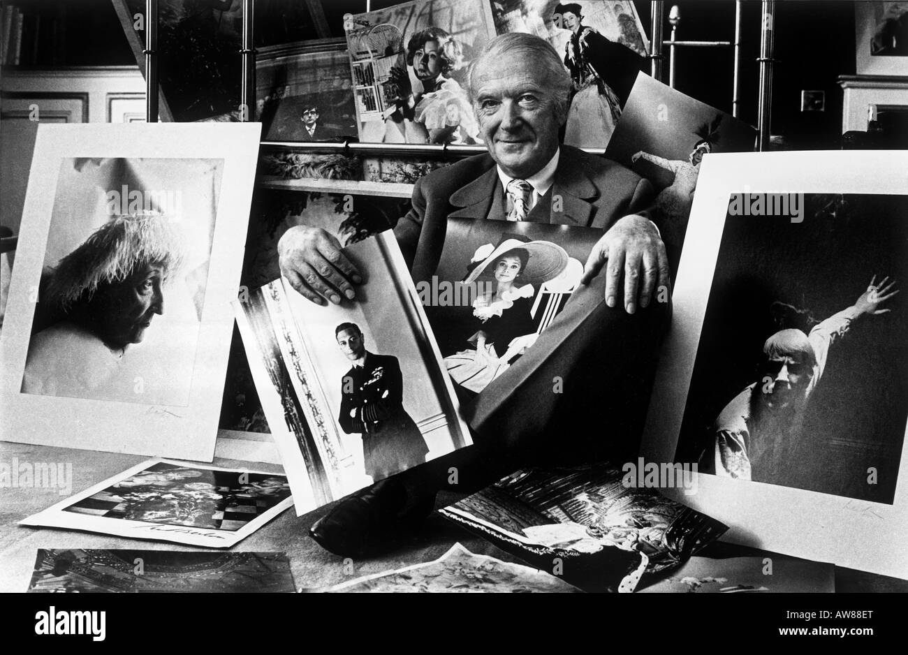 Gesellschaft-Fotograf "Cecil Beaton" in seinem Londoner Atelier mit Porträts, einschließlich "Edith Sitwell" und die Königin Stockfoto