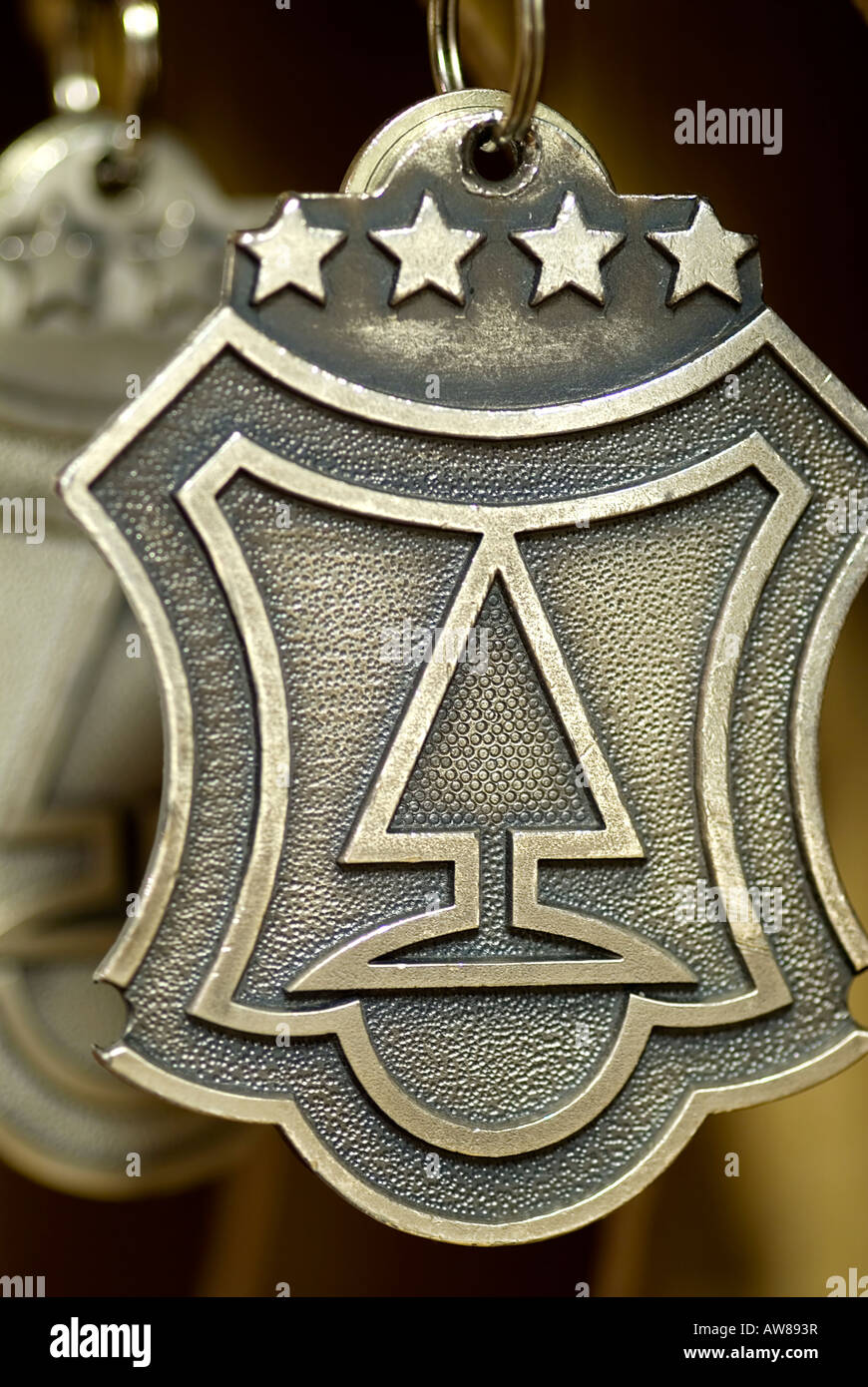 Hotel-Schlüsselanhänger von einem 4 Sterne Hotel auf dem Regal hängen Stockfoto