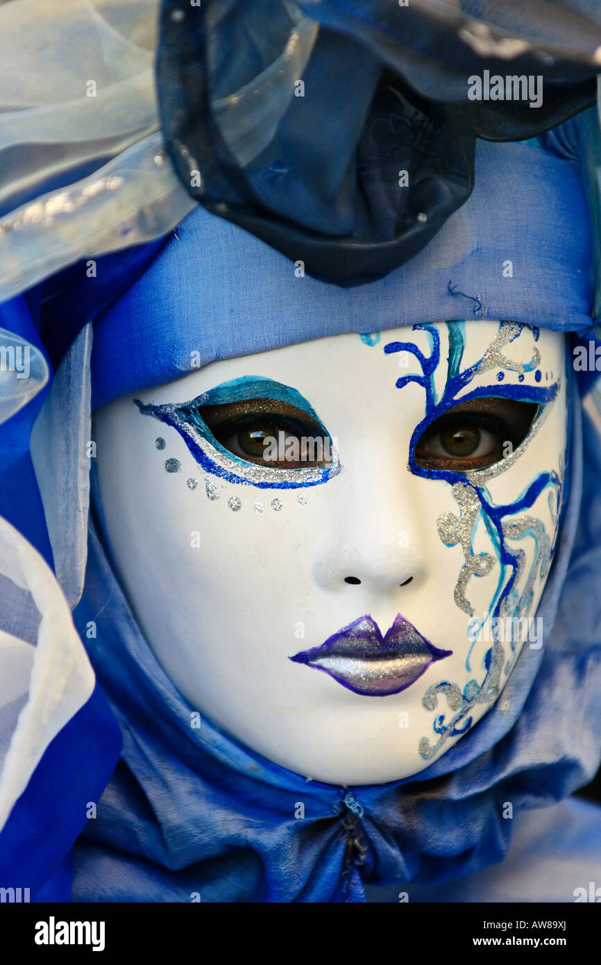 Weiße und blaue Maske in Venedig Karneval. Stockfoto