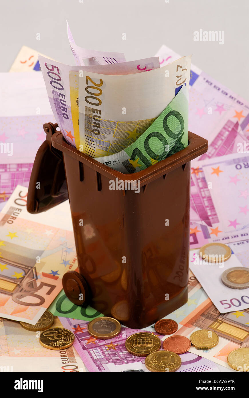 Geld in die Mülltonne Stockfoto