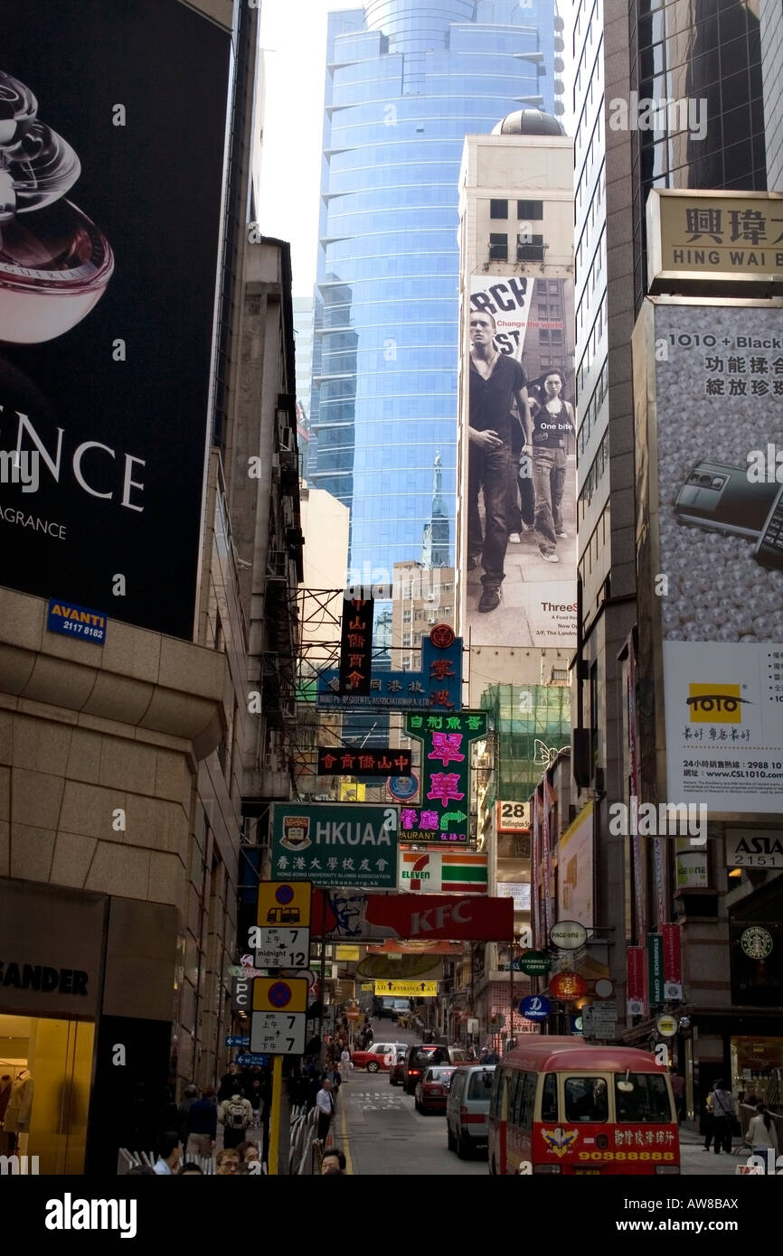 Geschäftige Einkaufsstraße auf Hong Kong Island, China Stockfoto