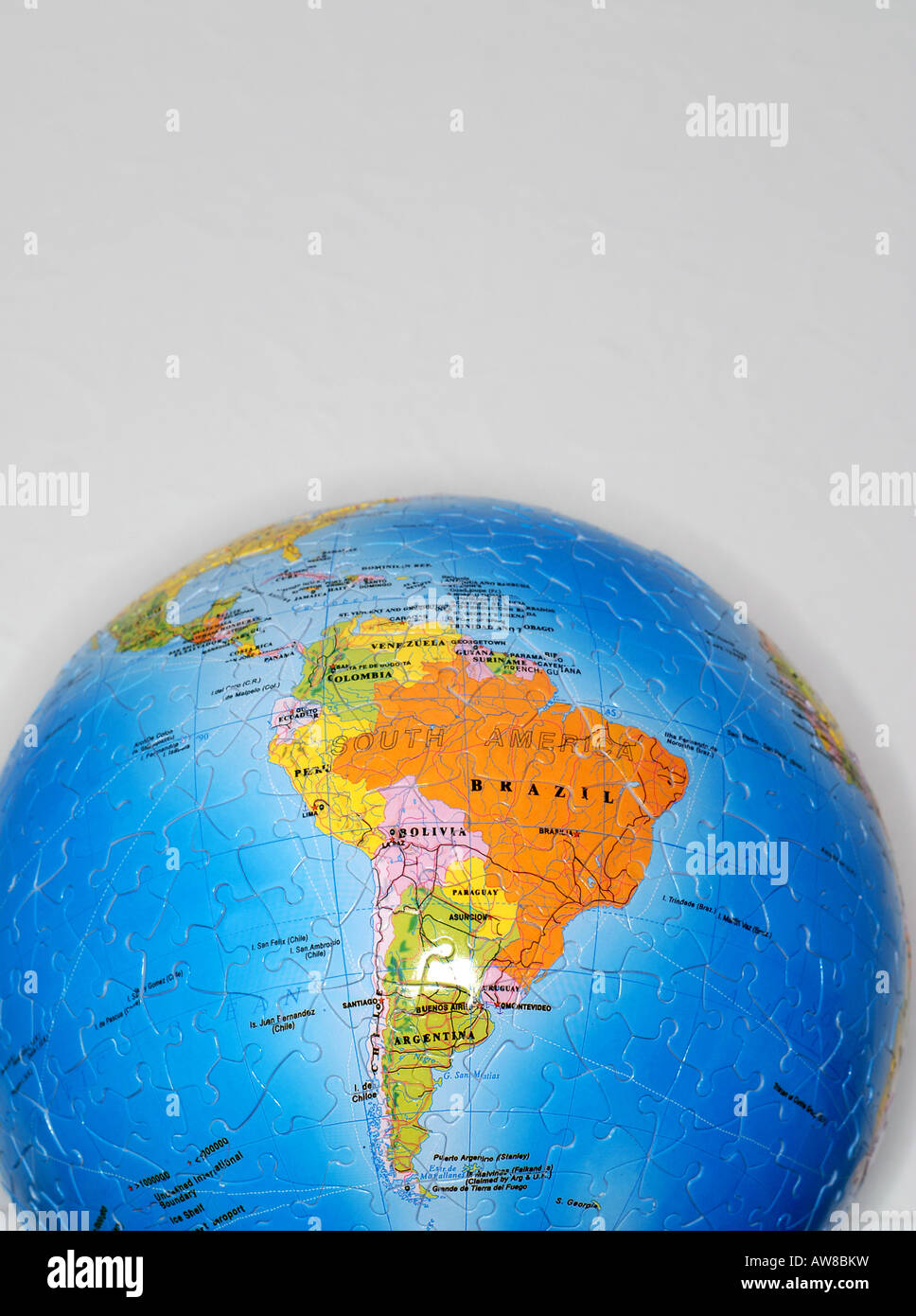 Brasilien- & Südamerika gezeigt auf einem Globus der Welt Stockfoto