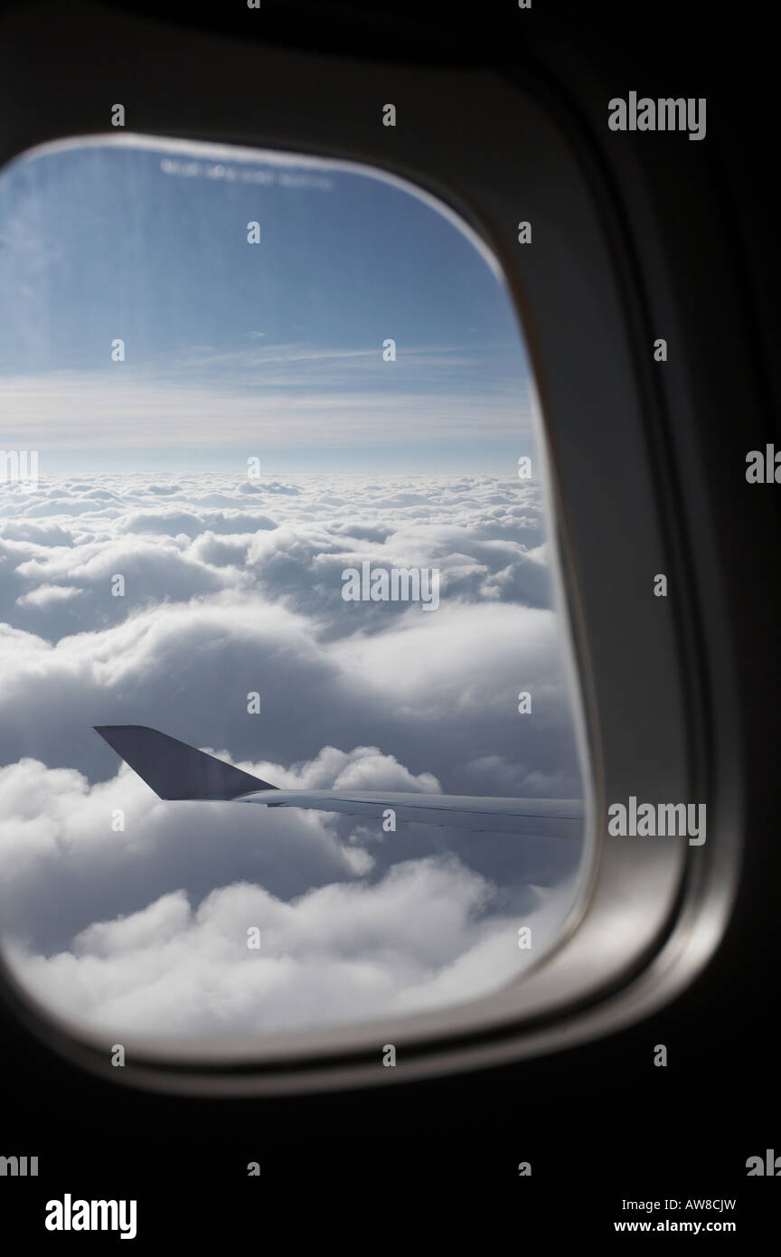 Blick aus dem Flugzeugfenster über Wolken Stockfoto