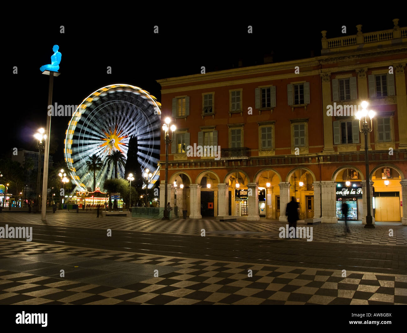 Farben leuchten in der Nacht Place Massena in Nizza, Frankreich. Stockfoto