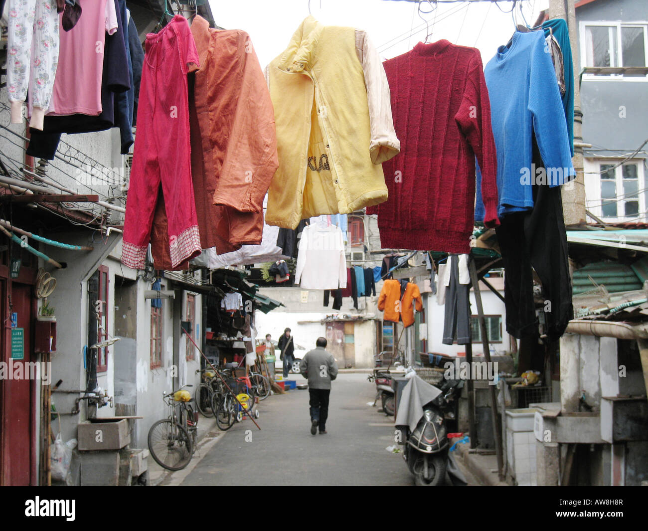Wäsche zum Trocknen in der Öffentlichkeit in alte Stadt Puxi Bezirk von Shanghai in Völker Republic Of China VR China gehängt Stockfoto