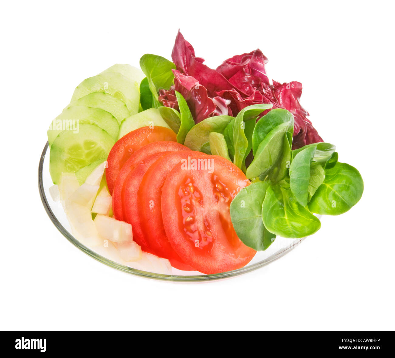 Glasplatte mit Portion frischer gemischter Salat Salat Mix Mischung Fitness fit FOOD Feldsalat Feldsalat Pappmaché Platte serviert Stockfoto